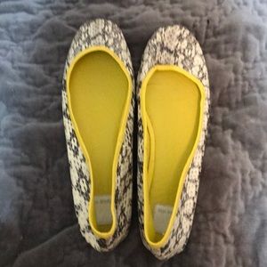 Dolce Vita snakeskin flats w/ yellow trim 8.5